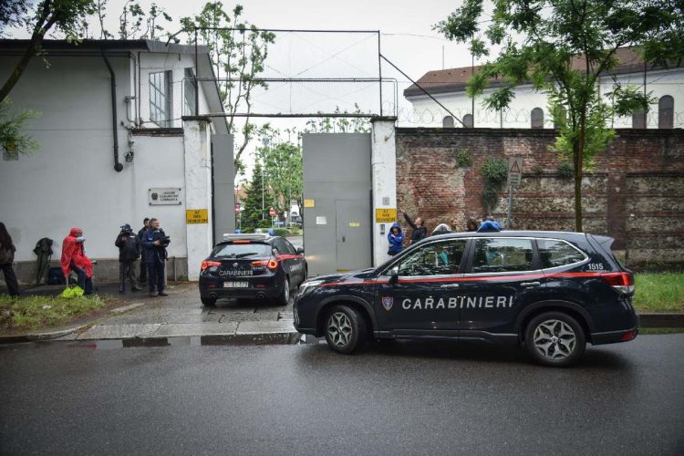 L'ingresso della caserma dei Carabinieri Montebello di via Monti